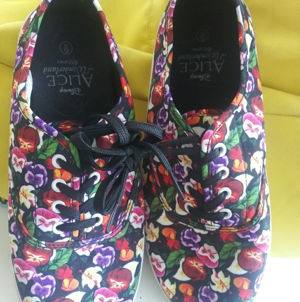 Alice In Wonderland 🌹Talking Flower Shoes🌺🌷